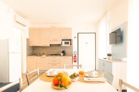 TV and multimedia, Kitchen or kitchenette, Dining area, stove