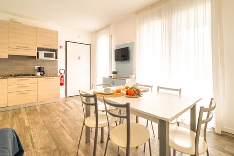 TV and multimedia, Kitchen or kitchenette, Living room, Seating area, Dining area, oven, stove