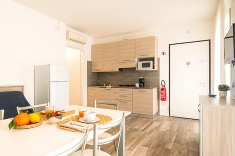 Kitchen or kitchenette, Dining area, oven, stove