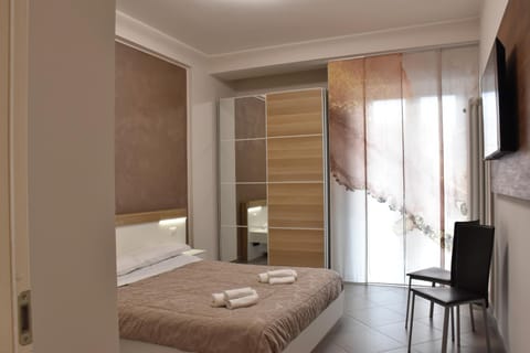 Bed, TV and multimedia, Photo of the whole room, Bedroom, towels, wardrobe