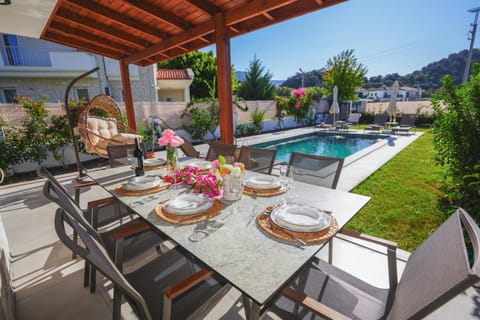 Balcony/Terrace, Dining area, Garden view, Pool view