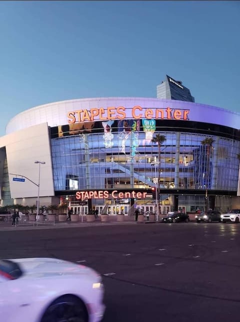 Snazzy 3BR Apt Hollywood with Pool & Spa Apartment in West Hollywood