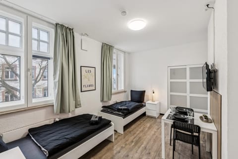Bed, TV and multimedia, Bedroom