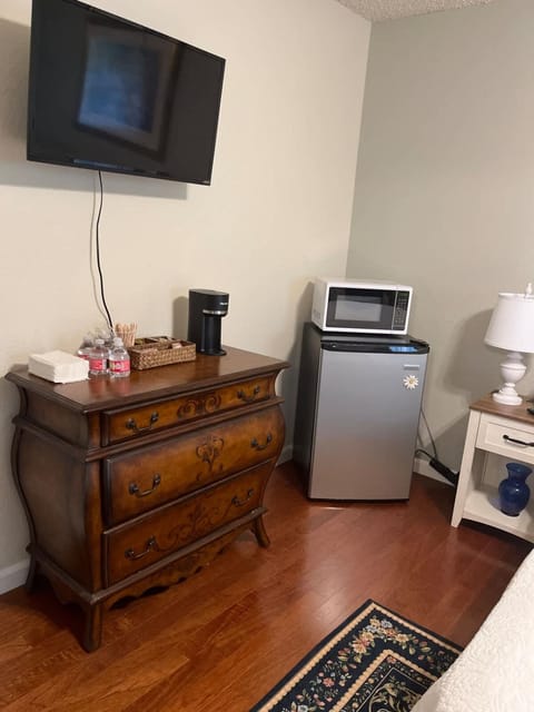 Tranquil 1BR Haven Peaceful Stay in Prime Clovis House in Clovis