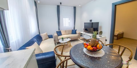 TV and multimedia, Living room, Seating area, Dining area