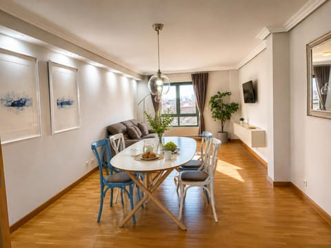 TV and multimedia, Seating area, Dining area