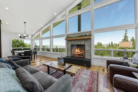 Granby Mountain - Forest Views, Hot Tub & Fire Pit House in Granby