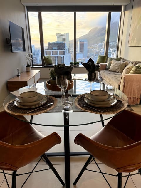 Living room, Dining area, City view, Mountain view