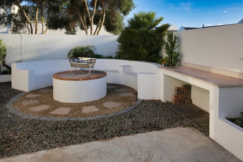 Patio, Day, BBQ facilities, Garden, Entertainment