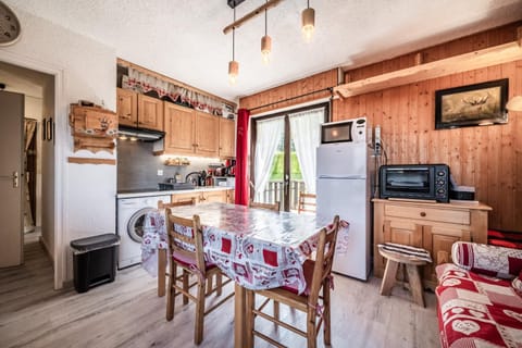 Property building, Kitchen or kitchenette, Living room