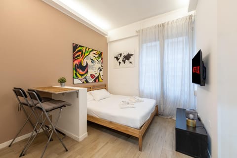 Bed, TV and multimedia, Photo of the whole room, Evening entertainment, Bedroom, towels