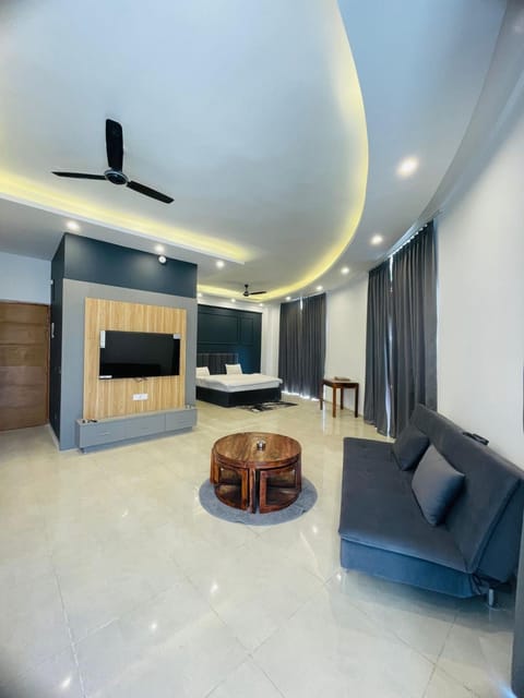 TV and multimedia, Living room, Seating area, air conditioner