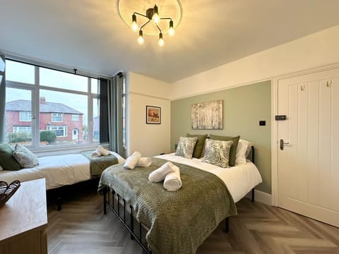 Halton House Runcorn By Smart Corporate Stays House in Widnes