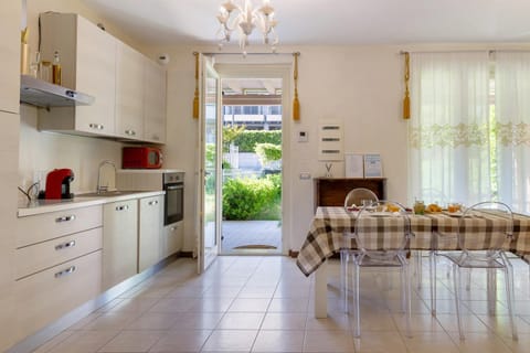 Property building, Kitchen or kitchenette, Living room