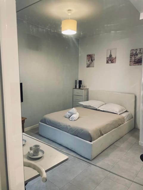 Bed, towels