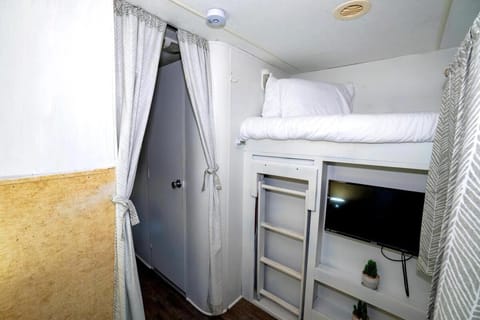 Charming RV Getaway Close to everything House in Spring Hill