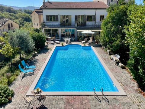 Property building, Patio, Natural landscape, Summer, Garden view, Mountain view, Area and facilities, Swimming pool, sunbed