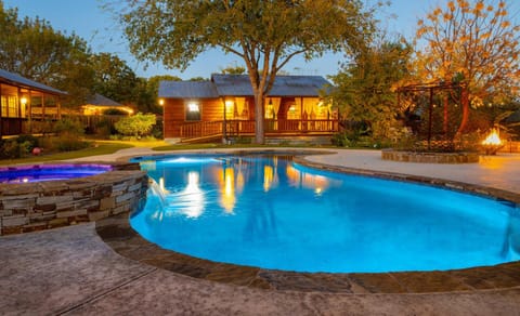 1906 Estate 21 Guests Pool Hot Tub Main House 2 Cabins Cabin in Comfort