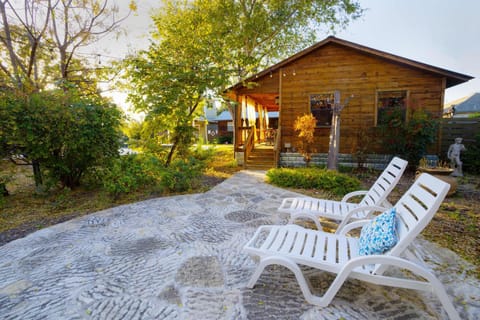 Cypress Creek Cabin Stay for 6 Access to Pool Hot Tub Cabin in Comfort