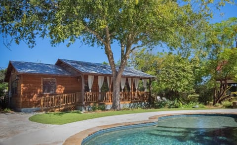 Cypress Creek Cabin Stay for 6 Access to Pool Hot Tub Cabin in Comfort