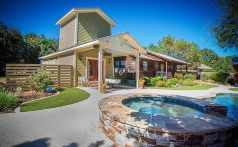 Tank House Stay for 2 in Comfort Texas Access to Pool Hot Tub House in Comfort