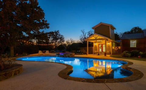 Tank House Stay for 2 in Comfort Texas Access to Pool Hot Tub House in Comfort