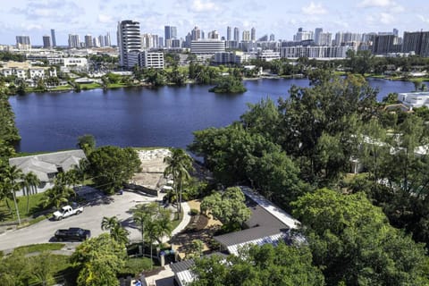 Aventura Lakefront House in Ojus