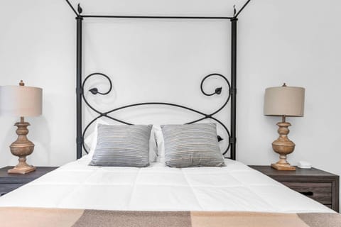 Aventura Lakefront House in Ojus