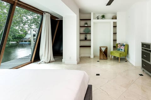 Aventura Lakefront House in Ojus