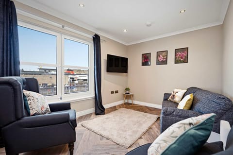 Communal lounge/ TV room, TV and multimedia, Living room, Seating area, Evening entertainment