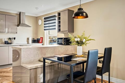 Coffee/tea facilities, Kitchen or kitchenette, Dining area, stove