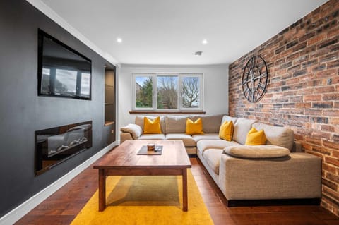 Communal lounge/ TV room, TV and multimedia, Living room, Seating area, Evening entertainment