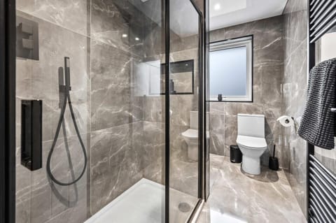 Shower, Toilet, Bathroom, towels