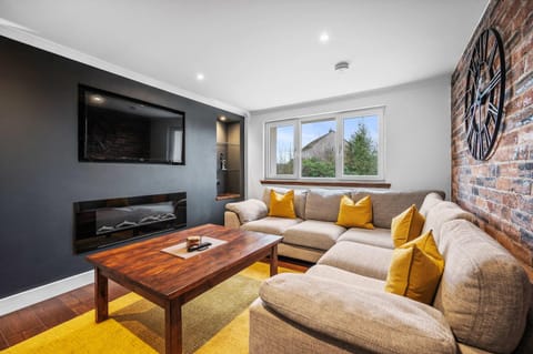 Communal lounge/ TV room, TV and multimedia, Living room, Seating area, Evening entertainment