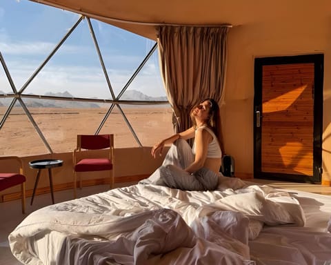 Bed, People, Natural landscape, Photo of the whole room, group of guests