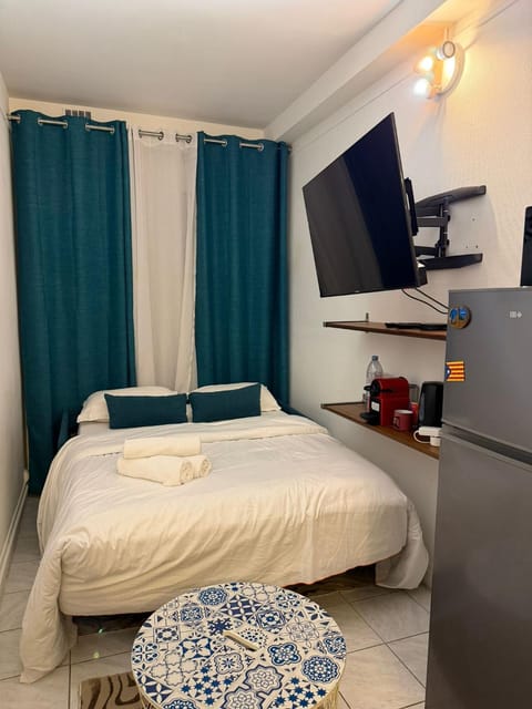 Bed, TV and multimedia, Photo of the whole room, Bedroom