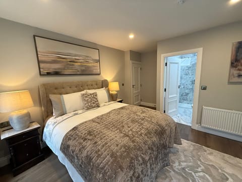 Photo of the whole room, Bedroom, internet