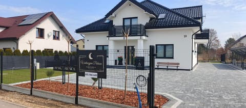 Property building, Day, Neighbourhood, Street view, Parking