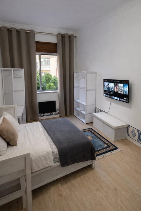 Bed, TV and multimedia, Photo of the whole room, Bedroom