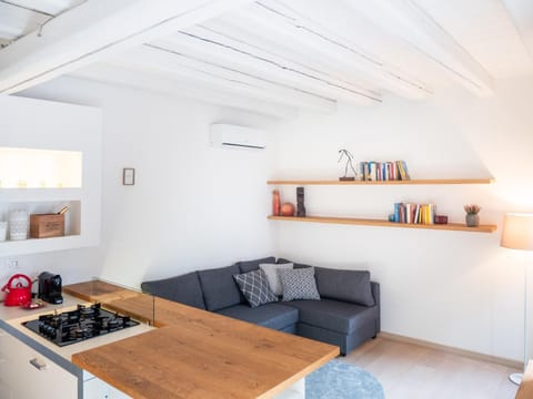 Kitchen or kitchenette, Living room, air conditioner