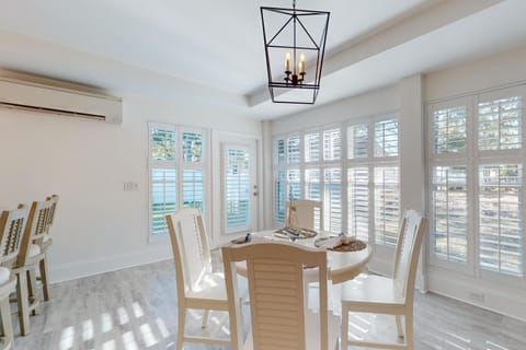 Dog-friendly, 8 minutes to beach with shared pool, covered patio, & big backyard House in Ocean Isle Beach