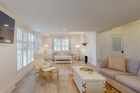 Dog-friendly, 8 minutes to beach with shared pool, covered patio, & big backyard House in Ocean Isle Beach