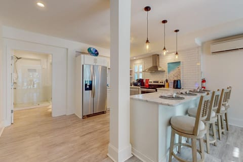 Dog-friendly, 8 minutes to beach with shared pool, covered patio, & big backyard House in Ocean Isle Beach