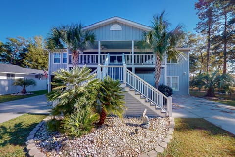 Dog-friendly, 8 minutes to beach with shared pool, covered patio, & big backyard House in Ocean Isle Beach