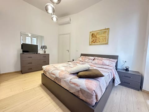 Bed, Bedroom, locker