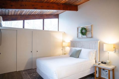 Peaceful Lakeview Cottage lake access & fire pit House in Fayette