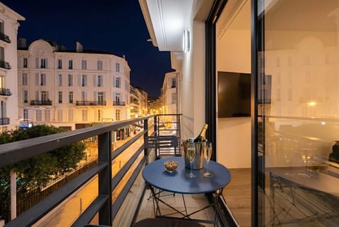 Property building, Balcony/Terrace, City view