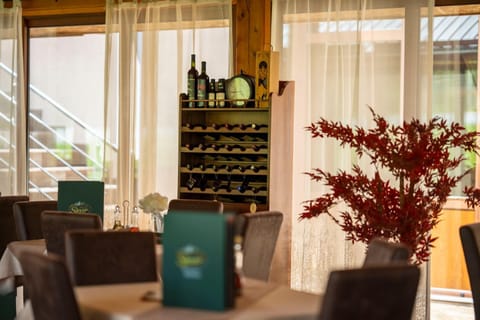 Seating area, Drinks, Alcoholic drinks