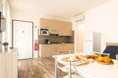 Kitchen or kitchenette, Living room, oven, air conditioner