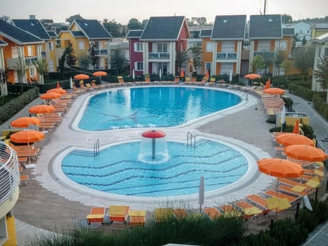 Swimming pool, sunbed